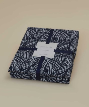 Maisonette - Jacquard Leaf Patterned Bedspread Set
Navy Blue